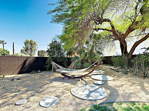 3BR 2BA Jack LaLanne House by RedAwning, Забронировать Отель Палм-Спрингс Coachella Valley