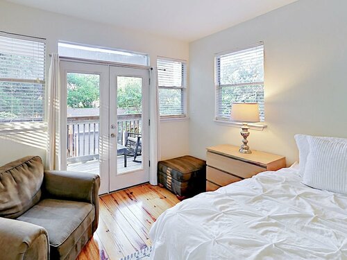 3BR 2BA Walk to Barton Springs Road by RedAwning, Забронировать Дом для отпуска Коттеджи Остина, рядом с Lamar Beach, Коттедж