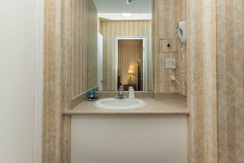 Chinook Value Inn, Забронировать Мини-отель Отели Калгари с парковкой, рядом с Торговый центр Chinook Centre, Парковка