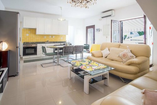 Apartments Katic, Забронировать Апартаменты/квартира Отели Малинска с парковкой, Парковка
