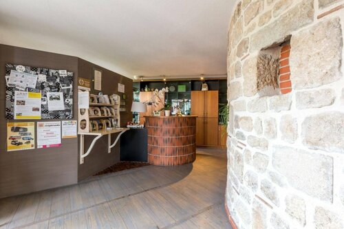 Logis Hotel de la Tour, Book Hotel Hoteller i Rhône-Alps med parkering, Parkering