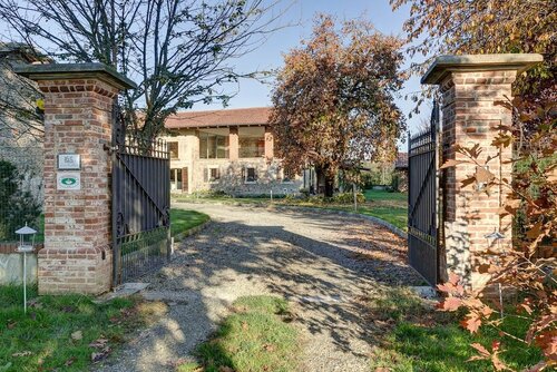 B&B La Casa delle Grottesche, Book Bed and Breakfast Cavour hoteller med pool, Swimmingpool