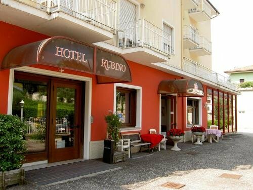 Hotel Rubino, Забронировать Отель Отели Alto Garda e Ledro с парковкой, Парковка