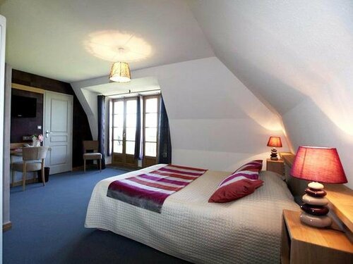 Hôtel des Remparts, Book Hotel Hoteller i Rhône-Alps med parkering, Parkering