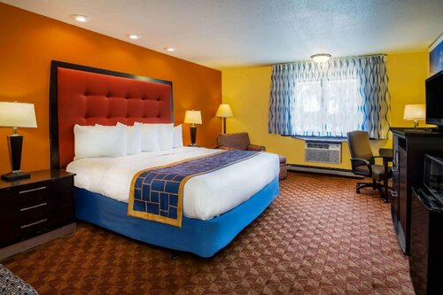 Days Inn And Suites by Wyndham Stevens Point, Забронировать Отель Отели Пловер с парковкой, Парковка