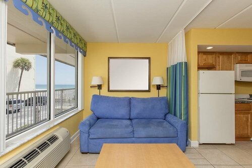 Fantasy Island Resort, Daytona Beach Shores, Забронировать Курортный отель Отели Дейтона-Бич с парковкой, рядом с Парк МакЭлроя, Парковка
