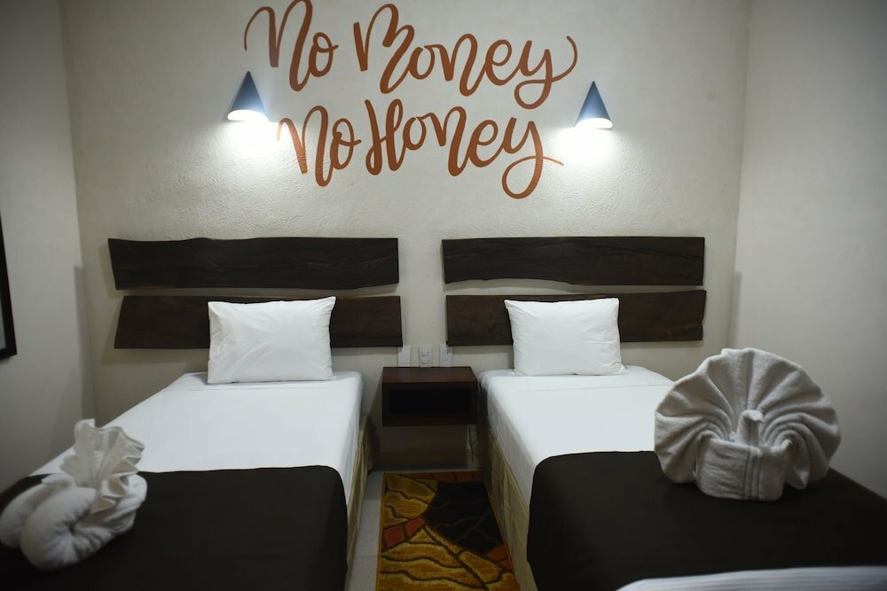 12 Bees Hotel