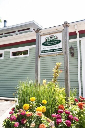 Hidden Garden Cottages & Suites, Rezerwuj Bed and Breakfast Saugatuck Michigan