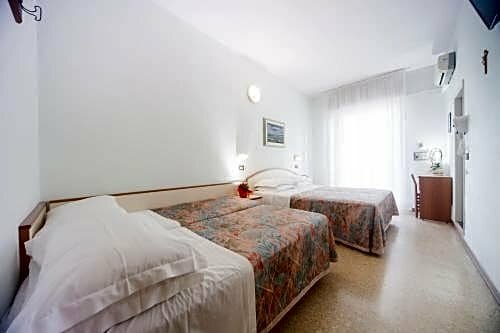 Hotel Latini, Забронировать Отель Риваззурра Римини