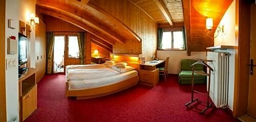 Hotel Schlosswirt, Забронировать Отель Отели Сцены с бассейном, Бассейн