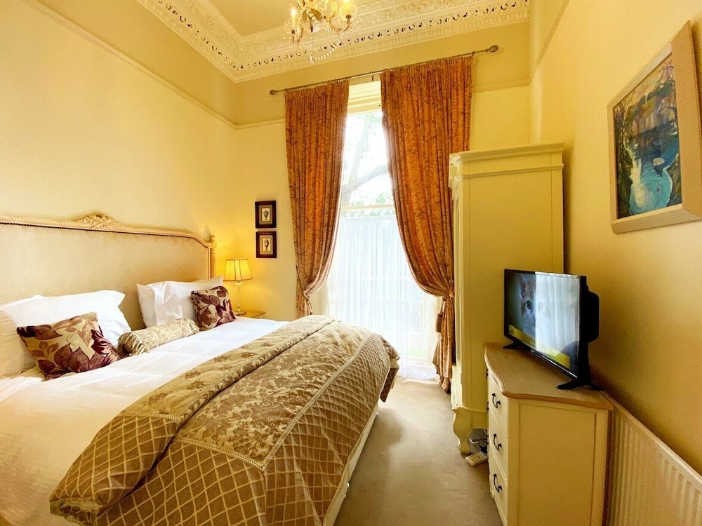 Muntham Holiday Apartments & Town House