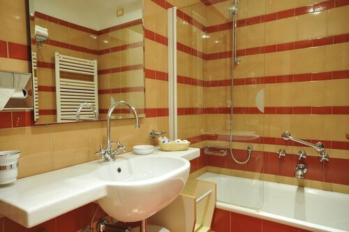 Hotel Fonte Boiola, Забронировать Отель Старый Город Сирмионе, рядом с Термальный спа-комплекс Aquaria