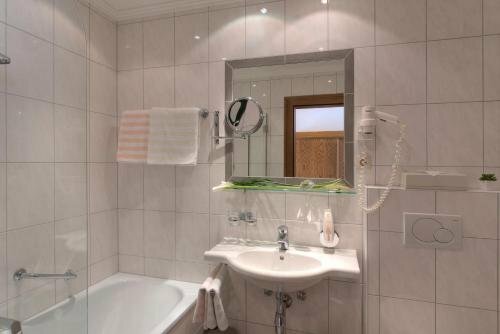 Hotel Zalwonder, Забронировать Отель СПА-отели Ишгль, рядом с Гондольный подъемник Сильвреттабан A1, SPA-услуги