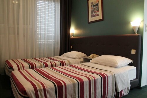 Yasha Hotel, Забронировать Отель Отели Гар с завтраком, Завтраки