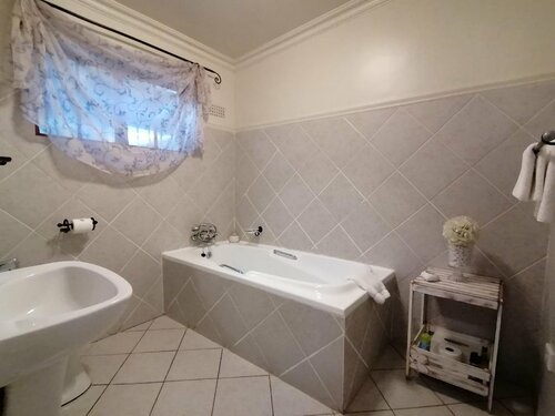 Casa Romana B&B, Buchen Sie Bed & Breakfast Hotels in Freistaat mit Pool, Schwimmbad