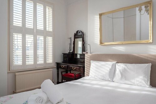 Wonderful 2 bed by Queen's Park, for 6 Guests!, Забронировать Апартаменты/квартира Отели Большого Лондона с парковкой, Парковка