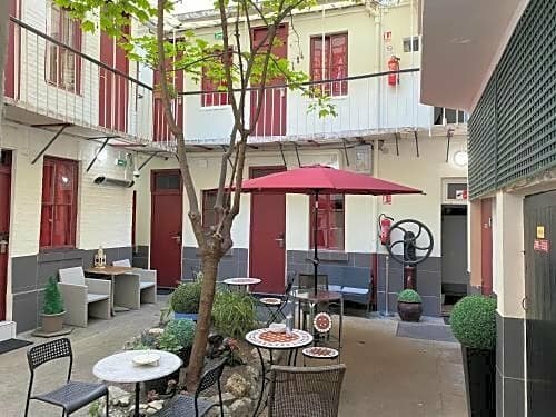 Hotel Chevallier, Забронировать Отель Леваллуа-Перре 
