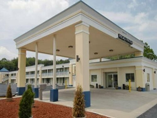 Days Inn by Wyndham Fredericksburg North, Book Hotel Fredericksburg hoteller med pool, Swimmingpool