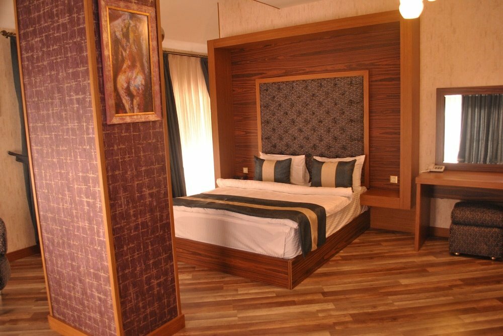 Manor Hotel