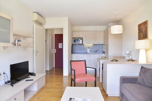 Hotel & Residence La Villa Du Lac, Забронировать Отель Отели и гостиницы Дивон-ле-Бен, рядом с Термальный центр Дивон-ле-Бен, Отель