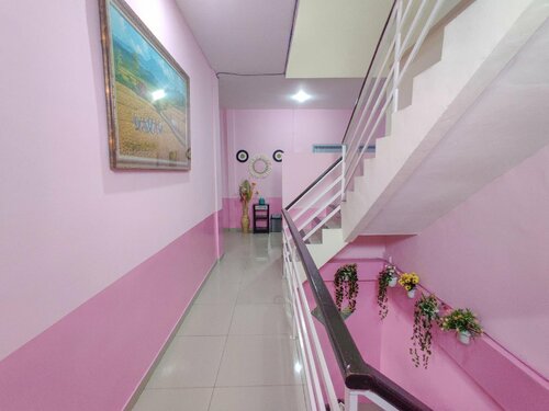 Ayuning Guest House Syariah Semarang Mitra RedDoorz, Prenota Affittacamere Hotel a Semarang con parcheggio, vicino a Lawang Sewu, Parcheggio