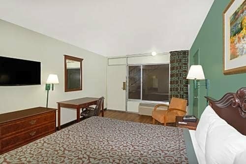 Travelodge by Wyndham Fort Myers Cape Coral, Забронировать Отель Отели Fort Myers Area с бассейном, Бассейн