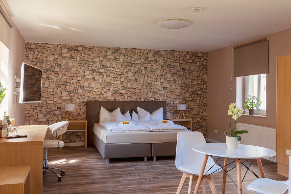 "Zur Altstadt - Am Fuße der Osterburg" Gaststätte, Pension, FEWO