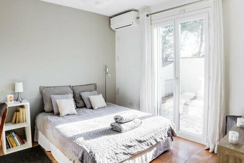 Villa Les Lucioles, Забронировать Вилла Отели Софиа-Антиполиса с парковкой, Парковка