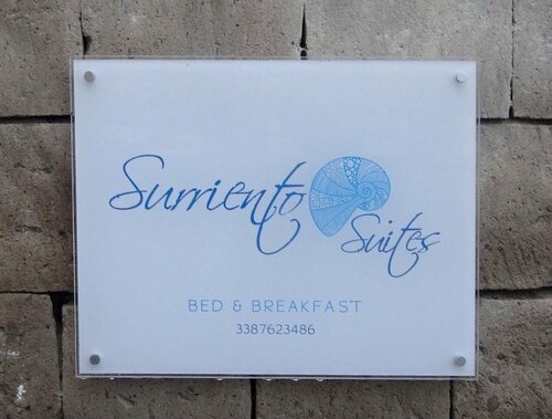 Surriento Suites, Забронировать Отель «постель и завтрак» Отели Сорренто с парковкой, рядом с Железнодорожный вокзал Сорренто компании Чиркумвезувиана, Парковка
