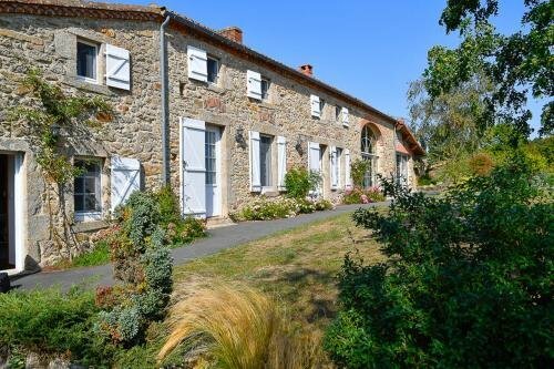 Chambres dhôtes du Logis de la Bénétière proches du Puy du Fou, Забронировать Отель Трез-Ван Замок Пюи-дю-Фу