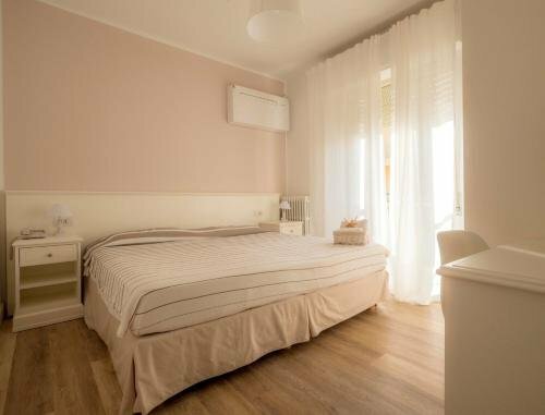 Hotel Continental, Забронировать Отель Отели Ривьера-делле-Пальме с бассейном, Бассейн