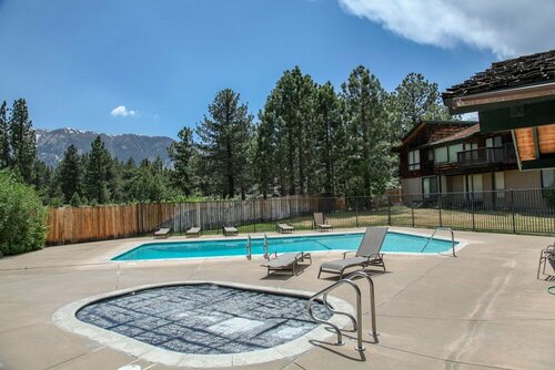 Chateau de Montagne 17 Spacious Family Townhome with Great Complex Amenities On Shuttle Route by RedAwning, Book Lejlighed Mammoth Lakes Mammoth