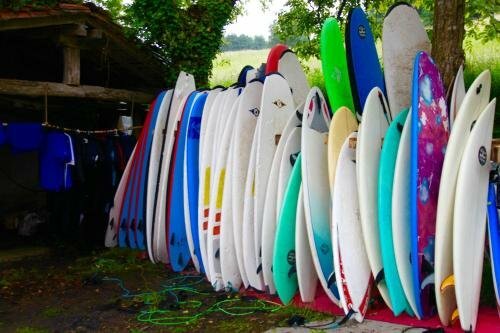 Surf Camp San Sebastian Partyhostel, Забронировать Хостел Отели Айи с парковкой, Парковка