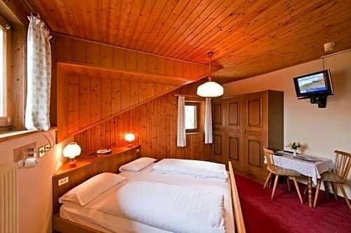 Hotel Rainegg, Забронировать Отель Отели План-де-Коронес с парковкой, Парковка