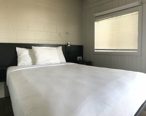 The Cedar Motel, Book Motel Lakeside Ohio