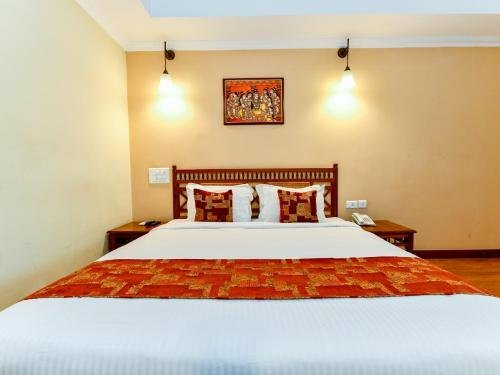 OYO 22050 Aramana Hotel, Забронировать Отель Отели Недумбассери с завтраком, Завтраки