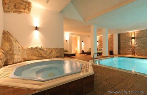 Hotel Schweizerhof Gourmet & Spa, Book Ferieresort Hoteller i Saastal med pool, Swimmingpool