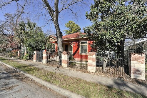 Stylish 3BR in Austin by RedAwning, Забронировать Отель Отели Остина с парковкой, рядом с Emma S. Barrientos Mexican American Cultural Center, Парковка