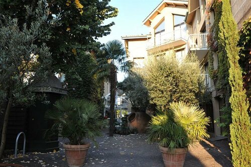 Citotel Le Chalet Lyrique, Rezerwuj Chalet Hotele w Graves z parkingiem, Parking