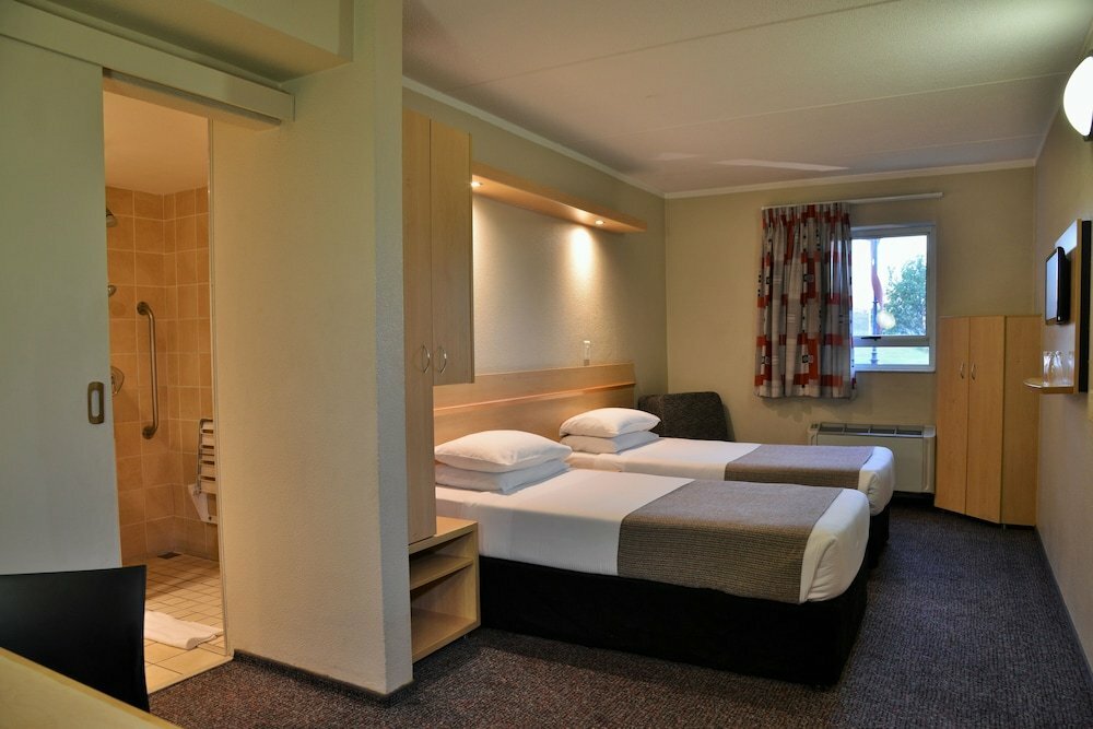 Road Lodge Carnival City