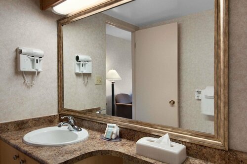 Days Inn by Wyndham Victoria Uptown, Забронировать Отель Отели Острова Ванкувера с парковкой, Парковка