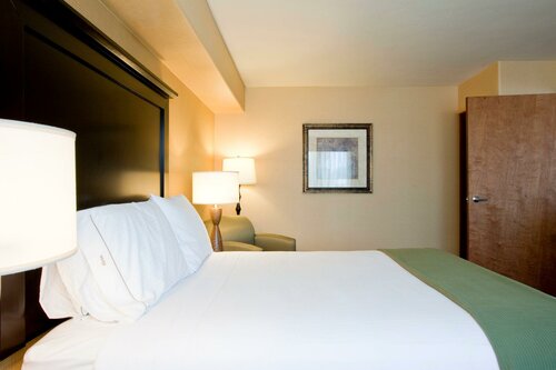 Holiday Inn Express & Suites Woodland Hills by IHG, Забронировать Отель Вудленд-Хиллз San Fernando Valley