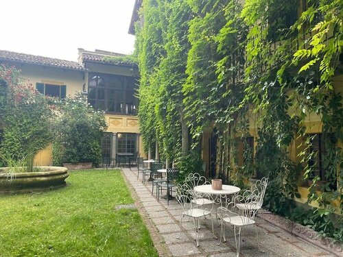 Palazzo Sismonda, Забронировать Отель «постель и завтрак» Корнелиано-д'Альба Ланге