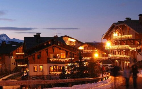 Le Hameau de la Sapinière (MEN603), Book Hotel Hoteller i Rhône-Alps med parkering, Parkering