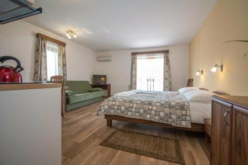 Turisticna Kmetija Megusar, Prenota Hotel Škofja Loka Gorenjska