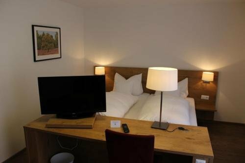 Gasthof und Pension zum Löwen, Забронировать Отель Отели Бергштрасе 3 звезды, 3*
