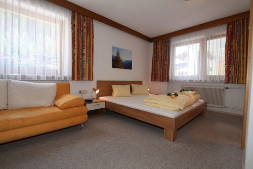 Karlspitze - Natur Pur Appartementhaus, Book Hotel Hoteller i Tyrol med pool, Swimmingpool