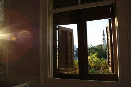 Lotus Garden Hostel Izmir, Забронировать Хостел Отели Измира с парковкой, Парковка