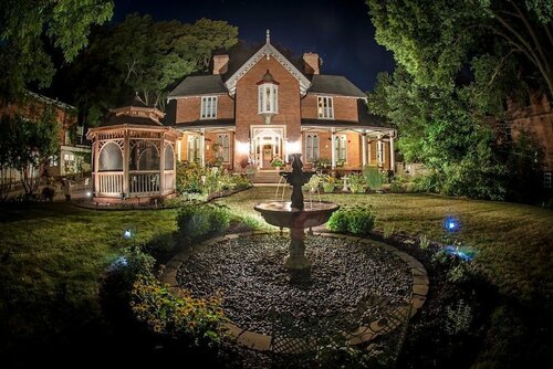 The Steamboat House Bed & Breakfast, Book Bed and Breakfast Galena Illinois