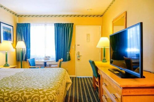 La Playa Inn Santa Barbara, Забронировать Отель West Beach Санта-Барбара, рядом с Художественный музей Санта-Барбары